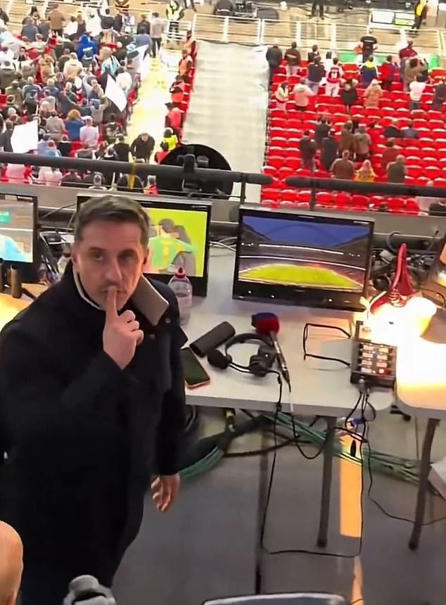 Gary Neville silencia a un fanático del Manchester City desde el pórtico de comentarios de Wembley después de un aluvión de abusos