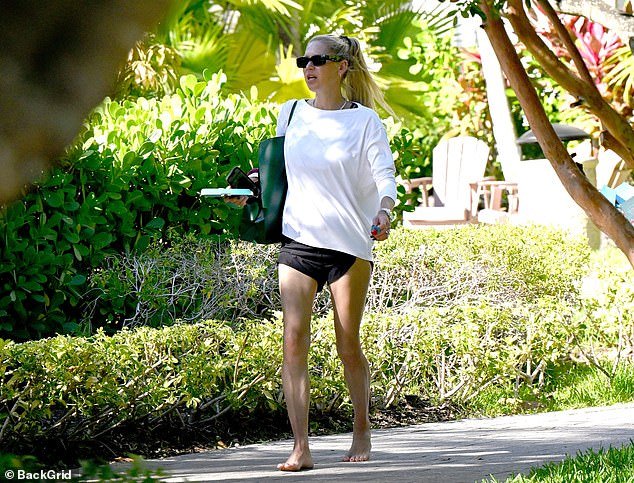 La solitaria ex estrella del tenis Anna Kournikova, de 44 años, vista por primera vez desde que dio a luz a su cuarto hijo en diciembre.