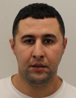 Migrantes argelinos encarcelados tras arrebatarle un reloj de diseño valorado en £65.000 de la muñeca a un conductor mientras éste tomaba una foto de Bentley en Mayfair de Londres junto a su esposa embarazada.