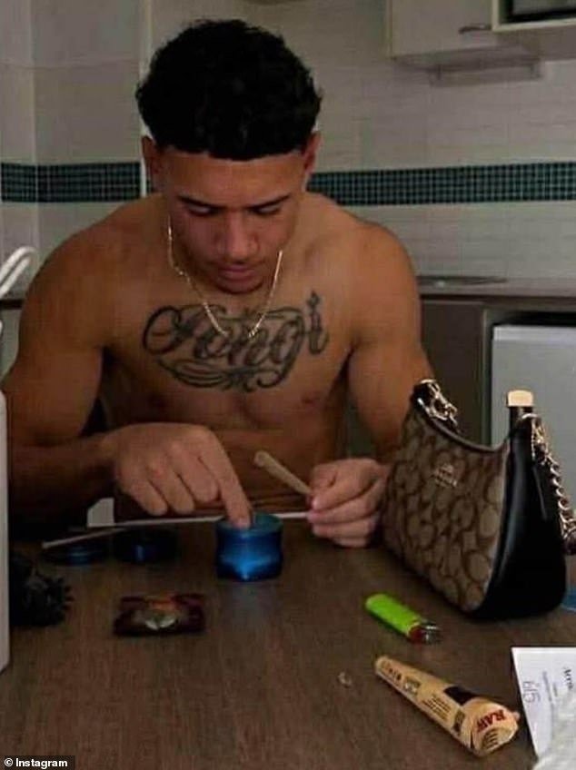 La estrella del fútbol Isaiah Iongi castigada mientras la NRL toma medidas por fotos que lo muestran fumando una sustancia misteriosa