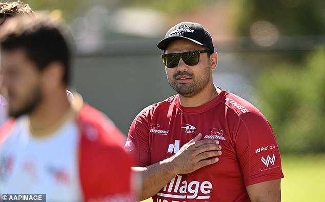 Gran drama para los Brisbane Broncos cuando la mano derecha del entrenador en jefe RENUNCIA después de que la pareja tuvo un acalorado enfrentamiento verbal