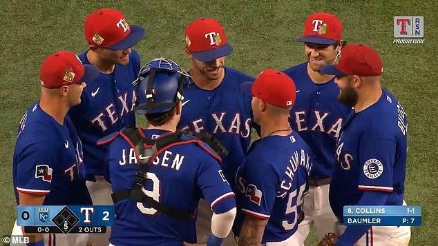 Momento conmovedor que el manager de la MLB le cuenta al lanzador oficial sobre estar en el equipo durante la visita al montículo en el juego