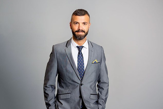 Dentro del extraño mundo de fantasía de un agente de bienes raíces que supuestamente le dijo a un colega de Ray White que se suicidara y envió sus datos a las funerarias.