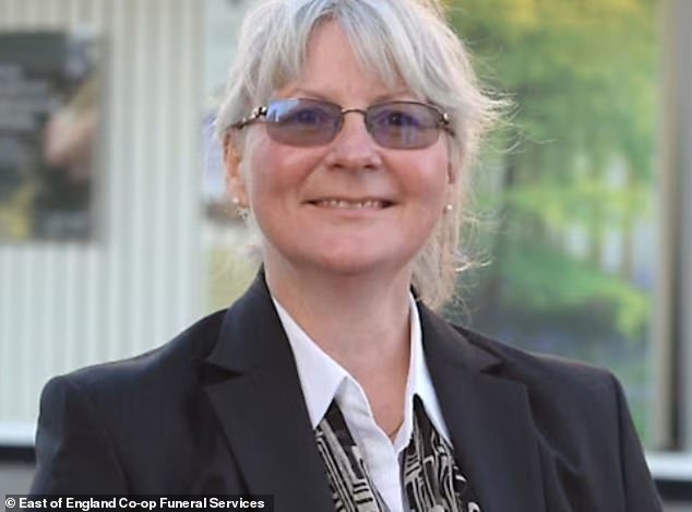 La funeraria murió aplastada accidentalmente cuando un levantador de ataúdes ‘defectuoso’ descendió “inesperadamente” sobre ella, según las reglas de la investigación.