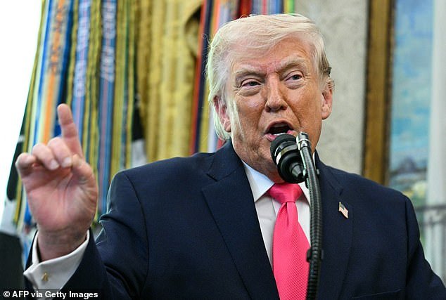 El rostro de Markwayne Mullin lo dice todo cuando Trump admite que “no sabía” que era nativo americano durante la toma de juramento del DHS.