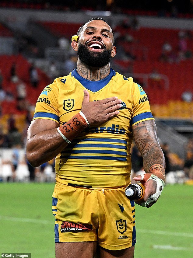 La estrella del fútbol Josh Addo-Carr usa una palabra reveladora para describir el escándalo de drogas que lo dejó despedido y explica cómo se asegura de que su hijo tenga una infancia mejor que la suya.