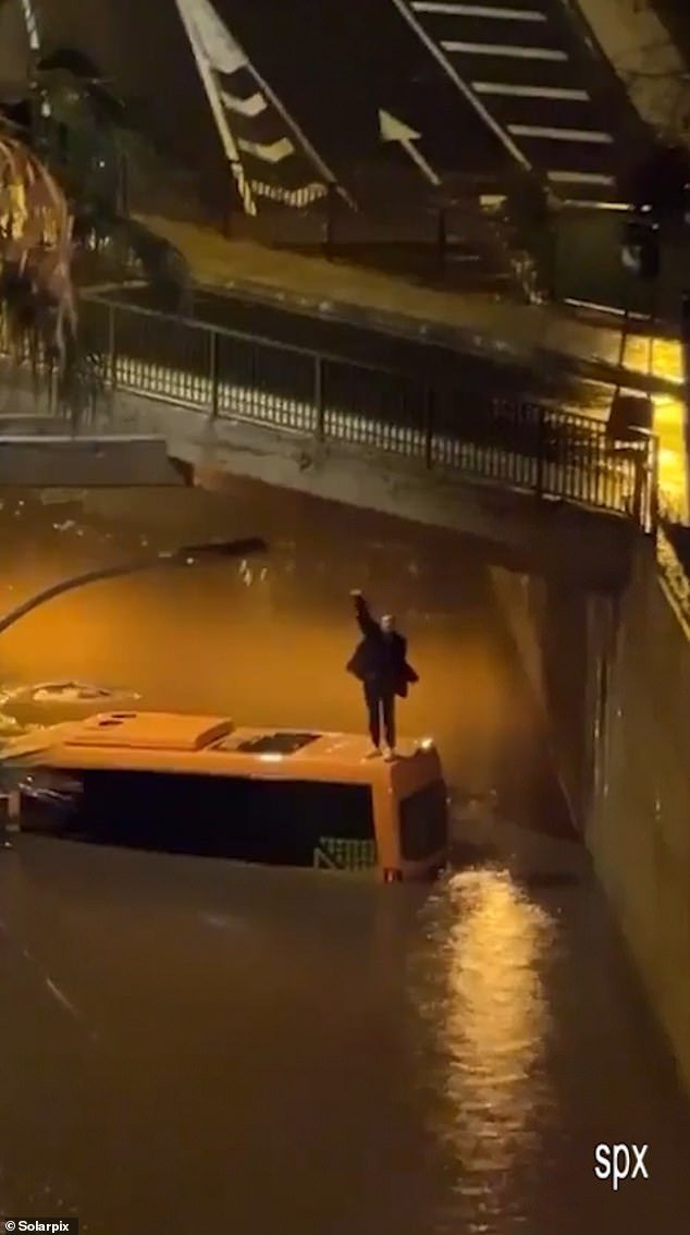 Terror de los turistas británicos atrapados en un túnel inundado por una tormenta en las Islas Canarias: los turistas gritan pidiendo ayuda desde el techo de su coche antes de que los bomberos los rescaten