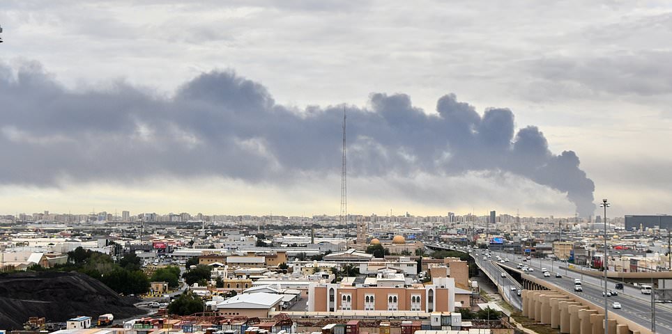 Irán dispara misiles contra bases militares estadounidenses en el Golfo y dice que Estados Unidos “negocia entre ustedes mismos” – actualizaciones en vivo