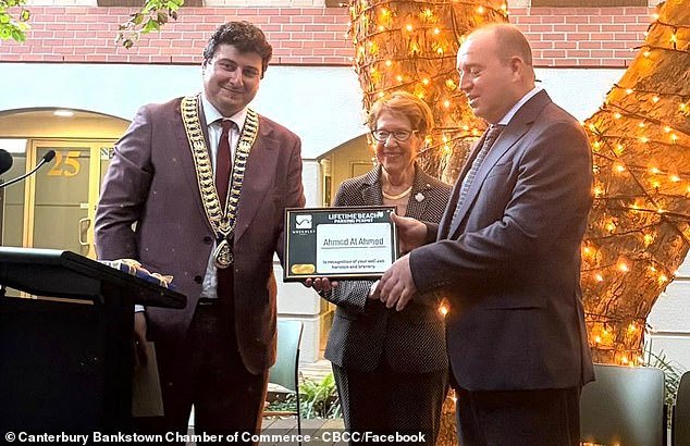 El héroe de Bondi, Ahmed al Ahmed, regresa a la icónica playa para recibir una rara recompensa, las llaves de la ciudad, pero es el regalo que la acompaña el que podría ser aún más difícil de encontrar.