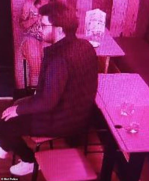 Un agente de ventas de 22 años, que se lanzó a la muerte desde una azotea del Soho, había pasado horas antes recorriendo un bar borracho, según una investigación.