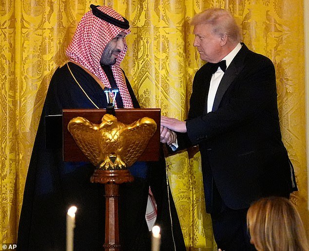 Keir Starmer pide una “desescalada” de la guerra de Irán en una llamada con Mohammed bin Salman, mientras el líder saudita supuestamente insta a Donald Trump a enviar tropas terrestres