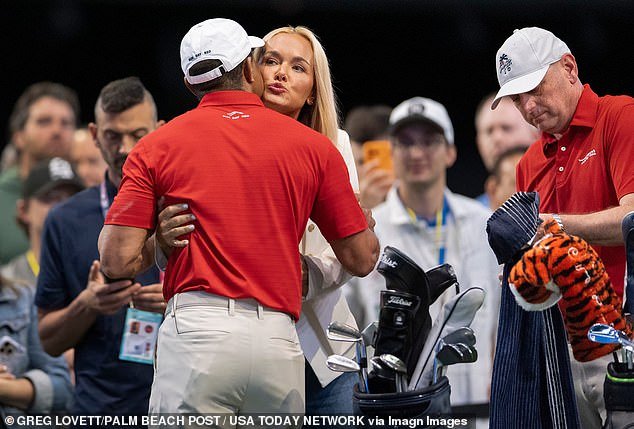 Vanessa Trump y Tiger Woods cargan su PDA mientras observa al ícono del golf sufrir una pérdida humillante al regresar al golf.