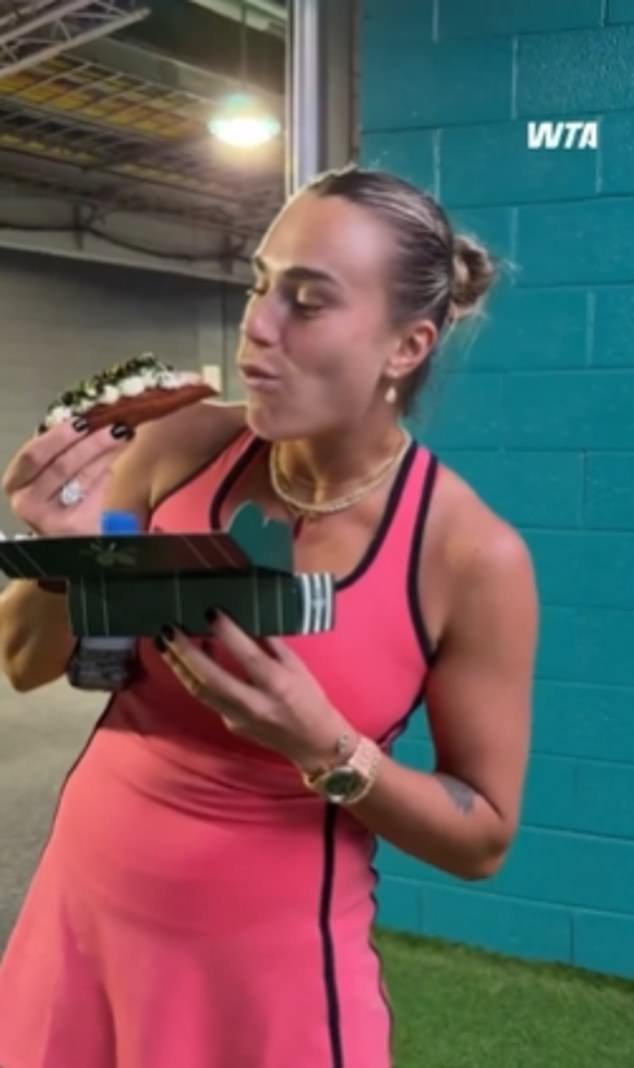 Aryna Sabalenka disfruta de un hot dog cargado de caviar dorado de 100 dólares llamado ‘Golden Glizzy’ después de ganar el Abierto de Miami en octavos de final