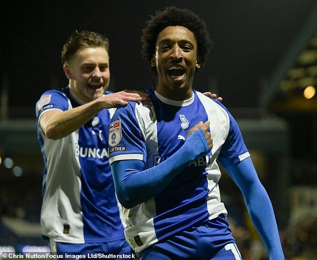 “Este lugar es como una gran familia. Todos estamos juntos en esto: dentro de la campaña de promoción de Oldham: por qué los fanáticos acuden en masa a los partidos, los patrocinadores abandonan el Man United para unirse a la fiesta y cómo el club ‘renace’ bajo la dirección de los Rothwell”, escribe el súper fan MIKE KEEGAN.