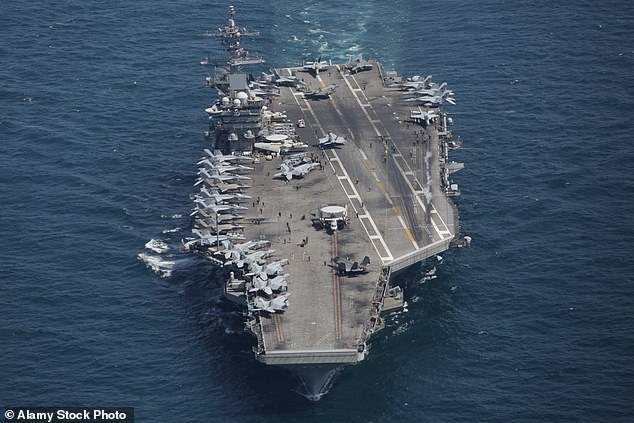 Irán se atribuye un “ataque” a un portaaviones estadounidense mientras el jefe de la Armada de Teherán comparte “imágenes del ataque con misiles” a un buque de guerra de 1.800 millones de libras esterlinas en el Mar Arábigo