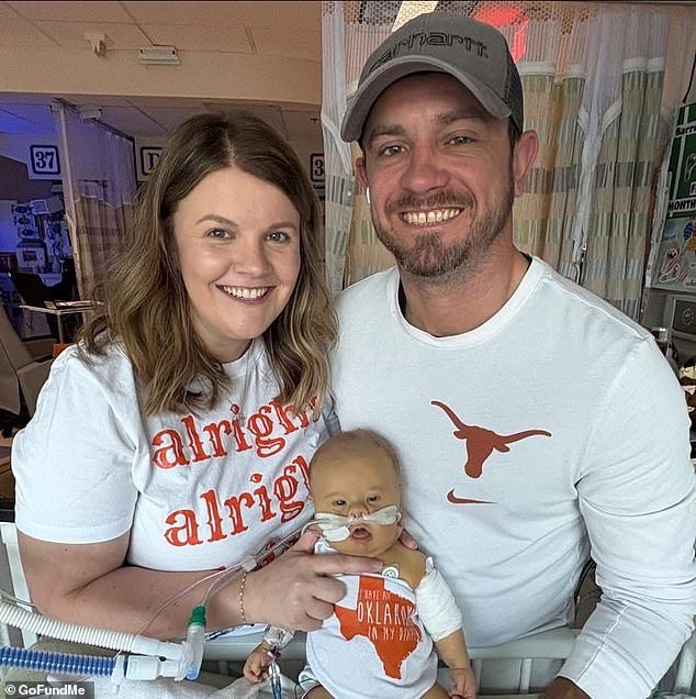 Padres angustiados después de que el hospital recibiera a un bebé gravemente enfermo, con síndrome de Down, fuera de la lista de espera para trasplante de hígado mientras estaba conectado a un ventilador