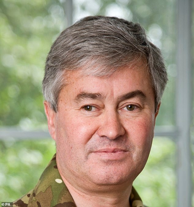 El exhausto ejército británico tiene la fuerza suficiente para capturar una pequeña ciudad comercial “en un buen día”, advierte el general, mientras Starmer se enfrenta a presiones para aumentar el gasto.