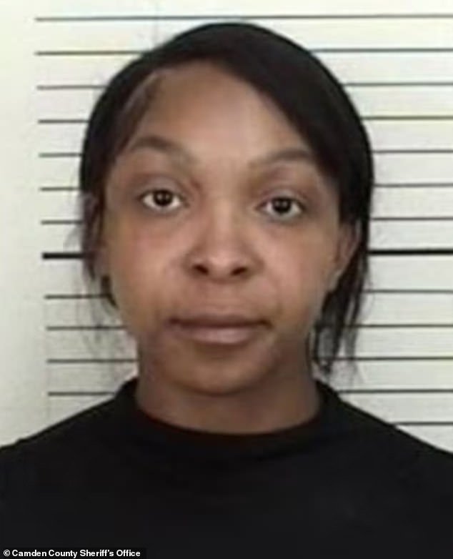 Juez de Georgia desestima el cargo de asesinato “extremadamente problemático” contra una mujer que tomó pastillas abortivas y la libera bajo fianza