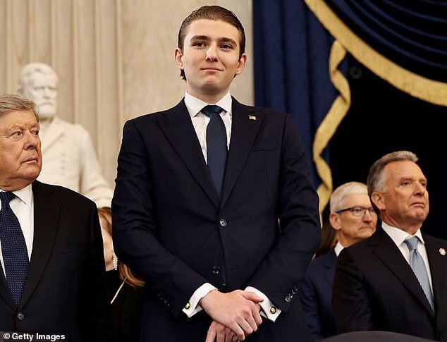 La leyenda de la WWE le dice a Donald Trump que envíe a su hijo Barron, de 20 años, a la guerra después de acusar al presidente de planear un asesinato.