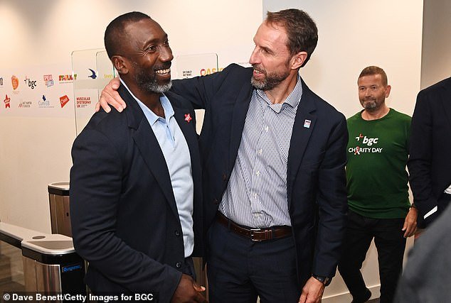 Jimmy Floyd Hasselbaink reaviva la disputa con Suella Braverman después de que el diputado reformista calificara los objetivos de diversidad de la FA como “racistas” y “una tontería total para despertar”