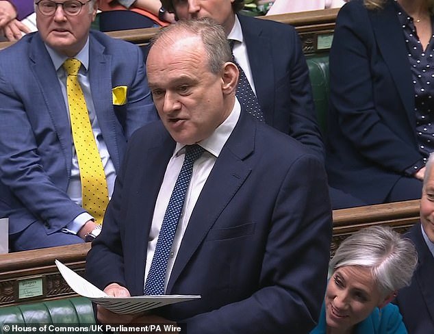 QUENTIN LETTS: Sólo la pluma violeta de Barbara Cartland pudo capturar el momento en que Sir Ed volvió sus ojos hacia el Primer Ministro.