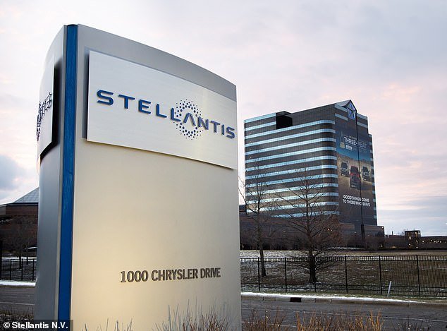 El fabricante de automóviles de Detroit está emitiendo multas a los empleados que se presenten en el estacionamiento de la sede central en un vehículo de un fabricante de automóviles rival.