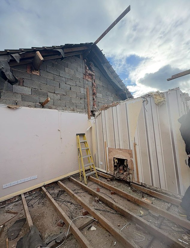 Una familia joven se quedó sin hogar y una pareja usa lonas para las ventanas después de que un constructor vaquero los estafó por £100,000