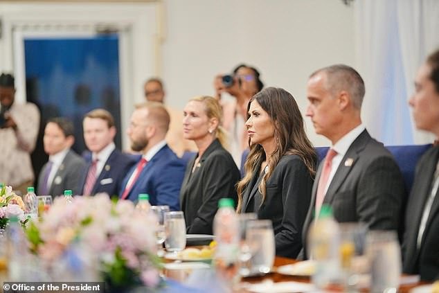 Corey Lewandowski reaparece descaradamente junto a su ‘amante’ caída Kristi Noem en viaje oficial a Guyana a pesar de las crecientes investigaciones