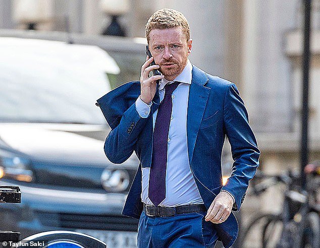 Me encontré con la policía registrando las cámaras de circuito cerrado de televisión en la calle donde robaron el teléfono móvil de Morgan McSweeney para “establecer los hechos”.