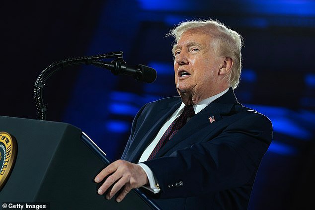 Trump insinúa la verdadera razón por la que no usará la palabra “guerra” con Irán cuando se dirija a los donantes republicanos