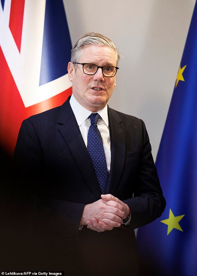 Starmer lucha por sofocar la nueva crisis de ‘encubrimiento’ de Mandelson mientras el parlamentario laborista acusa abiertamente a su principal asistente de MENTIR sobre robar su teléfono