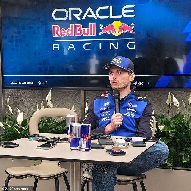 Max Verstappen hace que el periodista británico sea expulsado de la conferencia de prensa después de objetar sus preguntas y su “sonrisa estúpida” el año pasado.