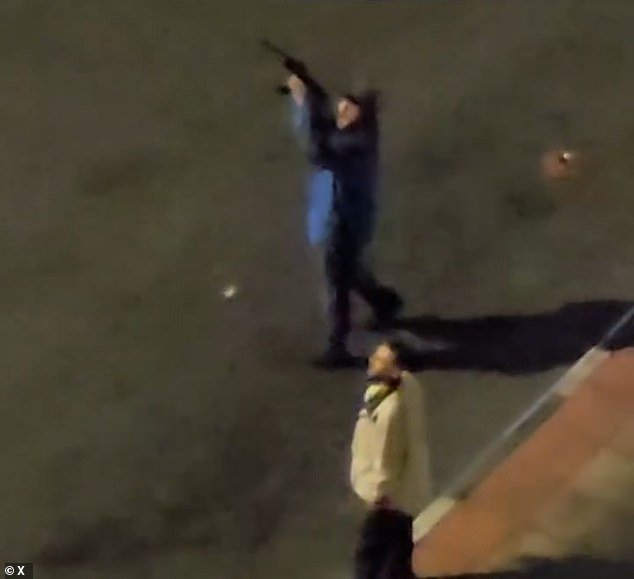 Momento en el que las fuerzas de seguridad iraníes “abren fuego contra edificios de apartamentos para detener el coro de cánticos anti-Jamenei mientras pasa una marcha a favor del régimen”