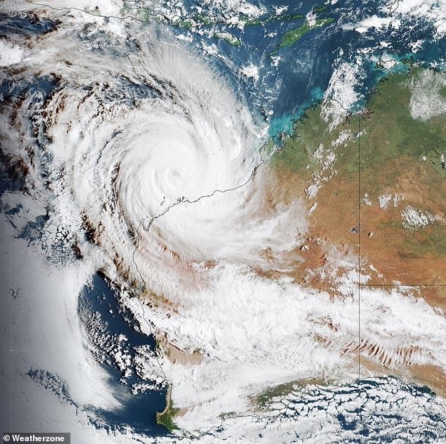 Miles de australianos se están preparando para que el enorme ciclón tropical Narelle azote las ciudades a medida que el sistema se intensifica nuevamente y alcanza la peligrosa categoría cuatro.