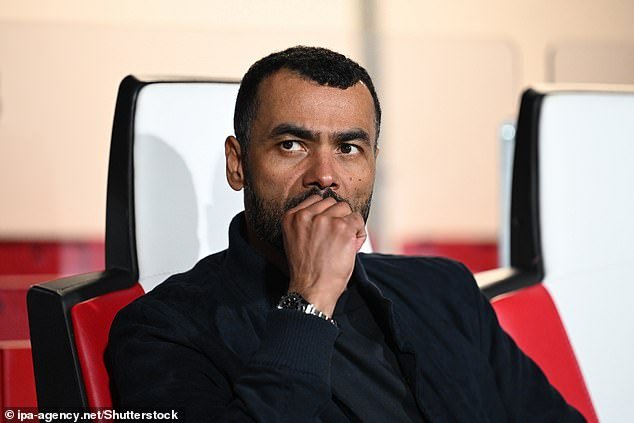 Dentro del concierto de Ashley Cole en la Serie B: los escépticos italianos dicen que es similar a un ‘aterrizaje ovni’, pero he aquí por qué las fuentes insisten en que tendrá éxito, la forma inusual en que ha perfeccionado sus habilidades como entrenador, por qué los jugadores se vinculan con él y el simple truco de pase que le enseñó a Levi Colwill