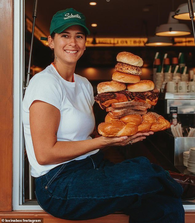 El propietario de una panadería australiana revela su angustia después de que su nueva tienda de bagels fuera destrozada con odiosos grafitis antijudíos incluso antes de abrir sus puertas.