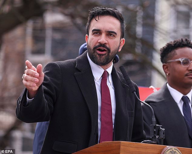 El alcalde socialista de Nueva York cambia de opinión sobre DOS políticas electorales clave sobre escuelas y alquileres mientras busca tapar el agujero negro del presupuesto