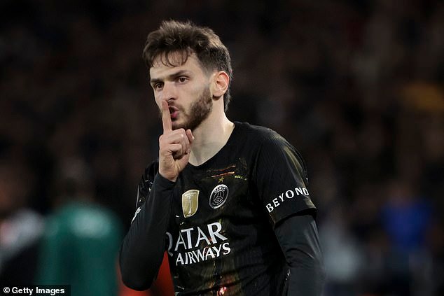 El Arsenal asestó un duro golpe en la carrera por Khvicha Kvaratskhelia mientras la estrella del PSG deja clara su postura de transferencia