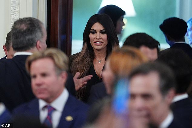 Trump admira a su ‘reina griega’ Kimberly Guilfoyle cuando regresa a la Casa Blanca después de la vergüenza