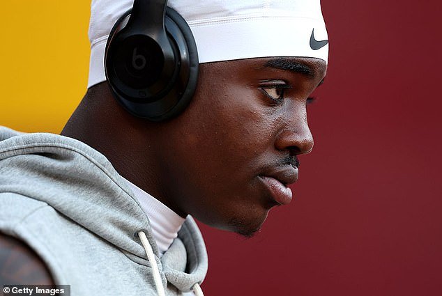 A la estrella del fútbol universitario le arranca el culo el entrenador durante la primera práctica después de un error imperdonable: “Despierta”