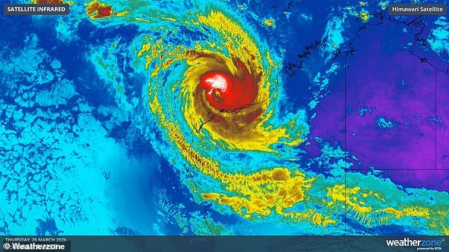 Los australianos, cansados de las inundaciones, se preparan para quedar empapados mientras el ciclón tropical Narelle se prepara para tocar tierra, trayendo vientos de 200 km/hora y fuertes lluvias.
