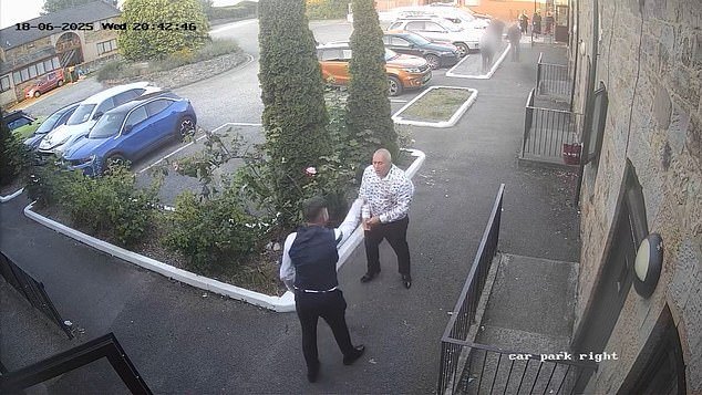 El peluquero canino Moment es atacado por el marido de su rival en la entrega de premios tras ganarle el primer premio