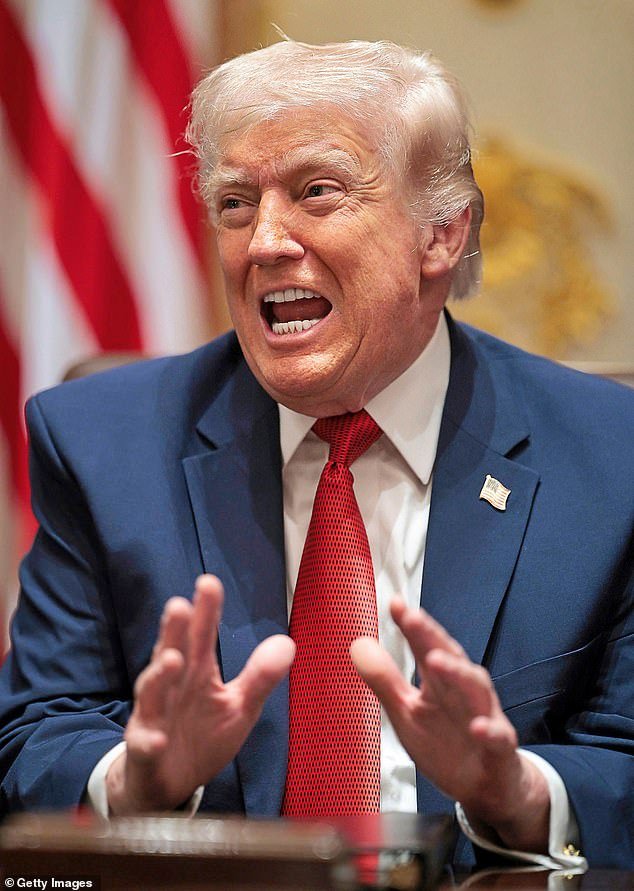 ‘Churchill los habría despedido a todos’: Donald Trump se burla brutalmente de los ‘portaaviones de juguete’ de la Royal Navy mientras Gran Bretaña se ve obligada a rogar a los alemanes por un buque de guerra