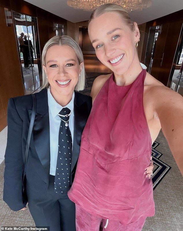 Comentarista de fútbol responde después de que un supuesto ‘fanático de la AFL’ la golpeara con un insulto no imprimible con clasificación X en un video vil