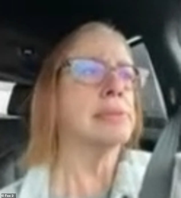 Juez se enfurece con una mujer que parece conducir durante una audiencia en línea: ‘Me estás mintiendo’