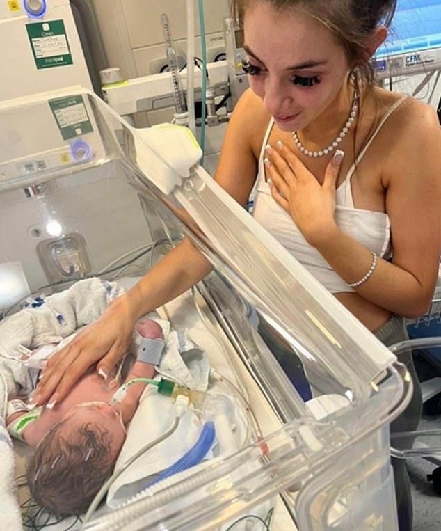 Posie, el bebé milagroso, nació después de que su madre cayera 90 pies y muriera desde una torre de Leeds. Ahora, la mujer encargada de criarlo está contando con desgarrador detalle lo que sucedió después.