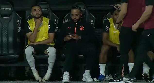 La ex estrella del Man United, valorada en £ 25 millones, enfrenta una gran prohibición por usar su TELÉFONO durante un partido bajo una regla poco conocida