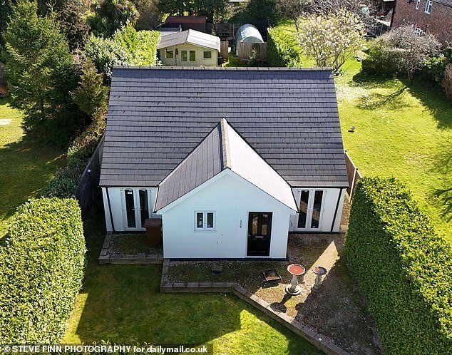 La familia se enfrenta a una factura de £40.000 después de que se le ordenara demoler un anexo en su jardín trasero que fue “construido a 10 metros de su posición”, a pesar de que los funcionarios del consejo les dijeron que lo trasladaran allí en primer lugar.