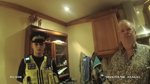 La policía demandada por una redada escolar de WhatsApp envió a docenas de agentes a encerrar a un director de TI en una celda por una publicación de blog que criticaba a los altos funcionarios