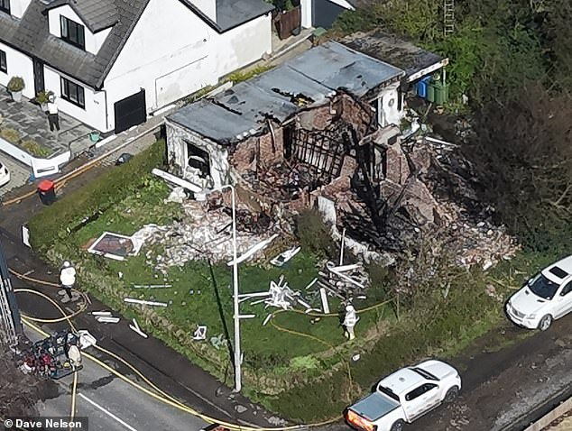 Un hombre arrestado después de una devastadora explosión ‘incendiaria’ que destruye una casa en el pueblo y obliga a los vecinos a evacuar